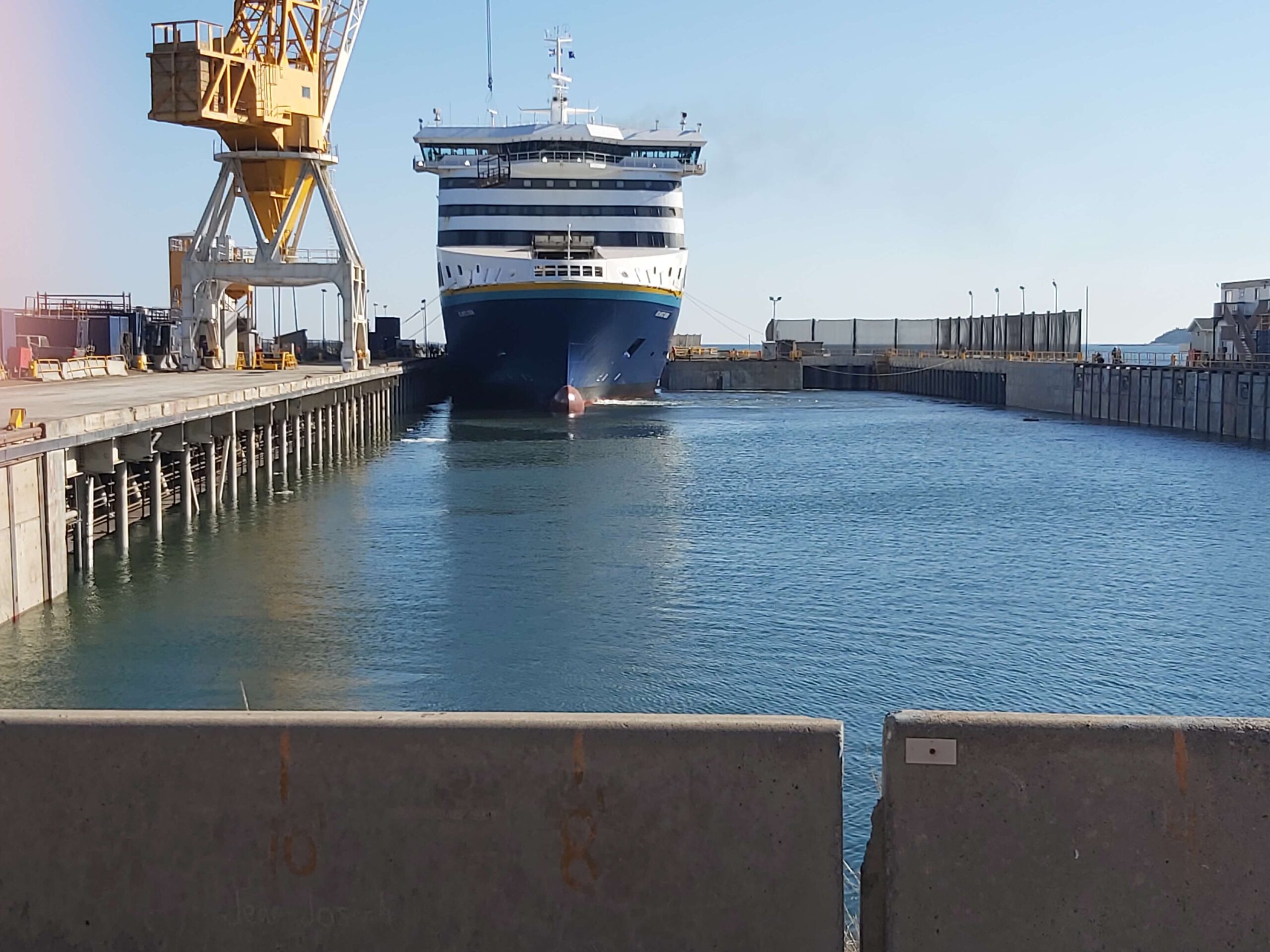 LE TRAVERSIER ATLANTIC VISION AU CHANTIER NAVAL À LES MÉCHINS